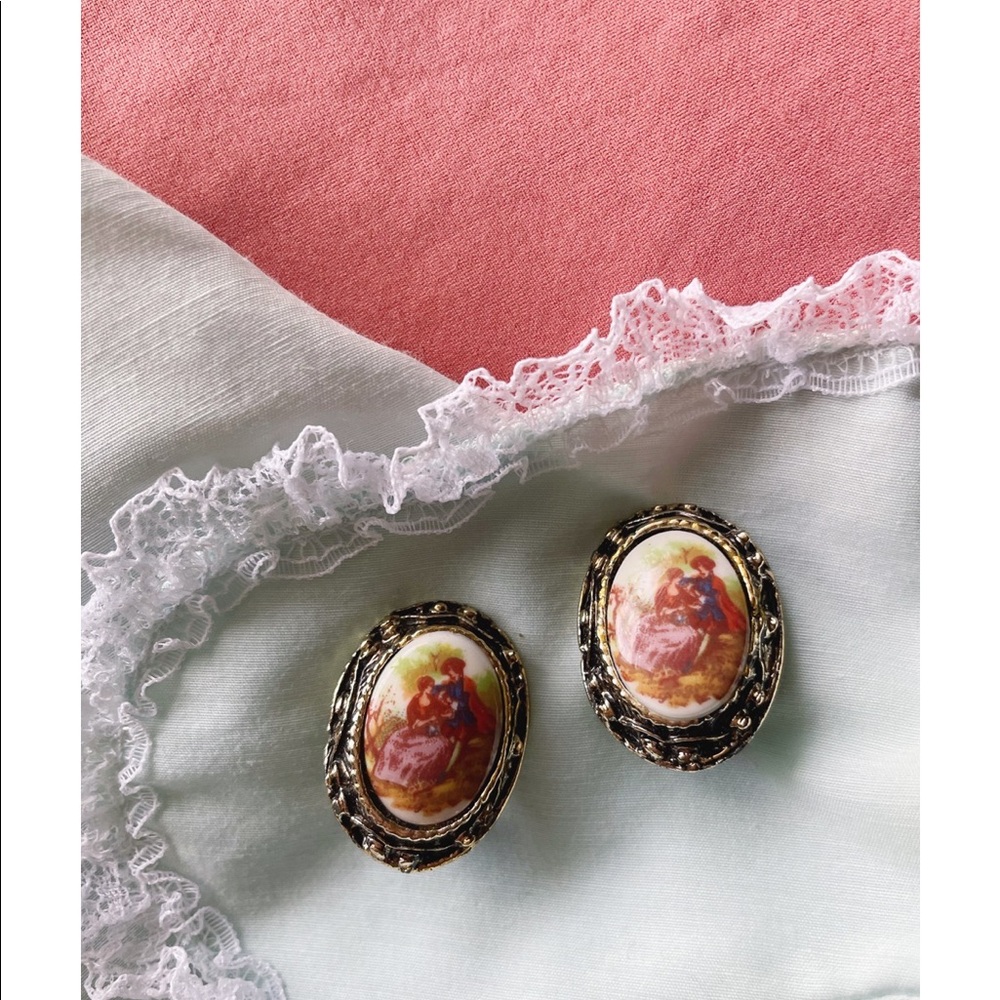 Victorian Influence Cameo-Look Vintage Courting Couple Earrings